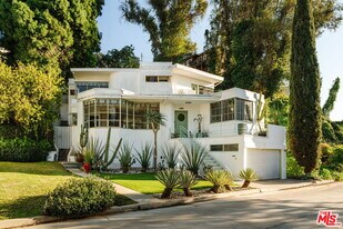 1530 N Easterly Terrace in Los Angeles, CA - Building Photo