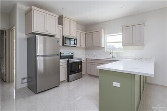 22 Galveston Ave in McAllen, TX - Foto de edificio - Building Photo