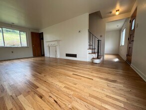 2557 Ivyglen St in Pittsburgh, PA - Building Photo - Building Photo