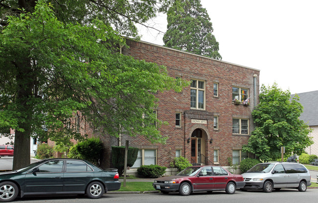 Brown Apartments in Tacoma, WA - Building Photo - Building Photo