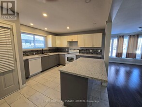 164 Earnscliffe Cir in Brampton, ON - Building Photo - Building Photo