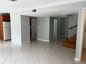 8149 Lagos De Campo Blvd in Tamarac, FL - Foto de edificio - Building Photo
