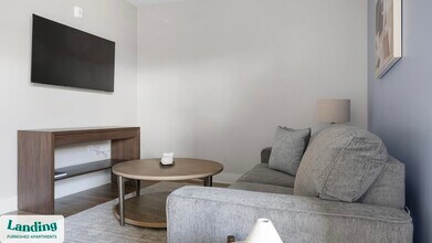 1000 Forestview Dr in Oakwood, GA - Foto de edificio - Building Photo