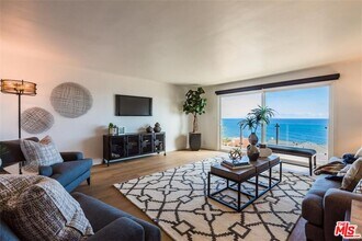 18203 Coastline Dr in Malibu, CA - Building Photo - Building Photo