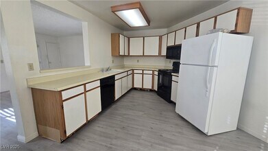 5181 W Pioneer Ave, Unit 203 in Las Vegas, NV - Foto de edificio - Building Photo