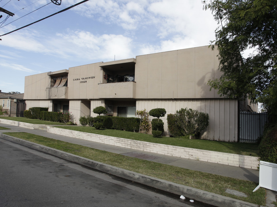 Chateau Vanowen Apartments in North Hollywood, CA - Building Photo