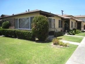 9327 San Antonio Ave in South Gate, CA - Foto de edificio - Building Photo