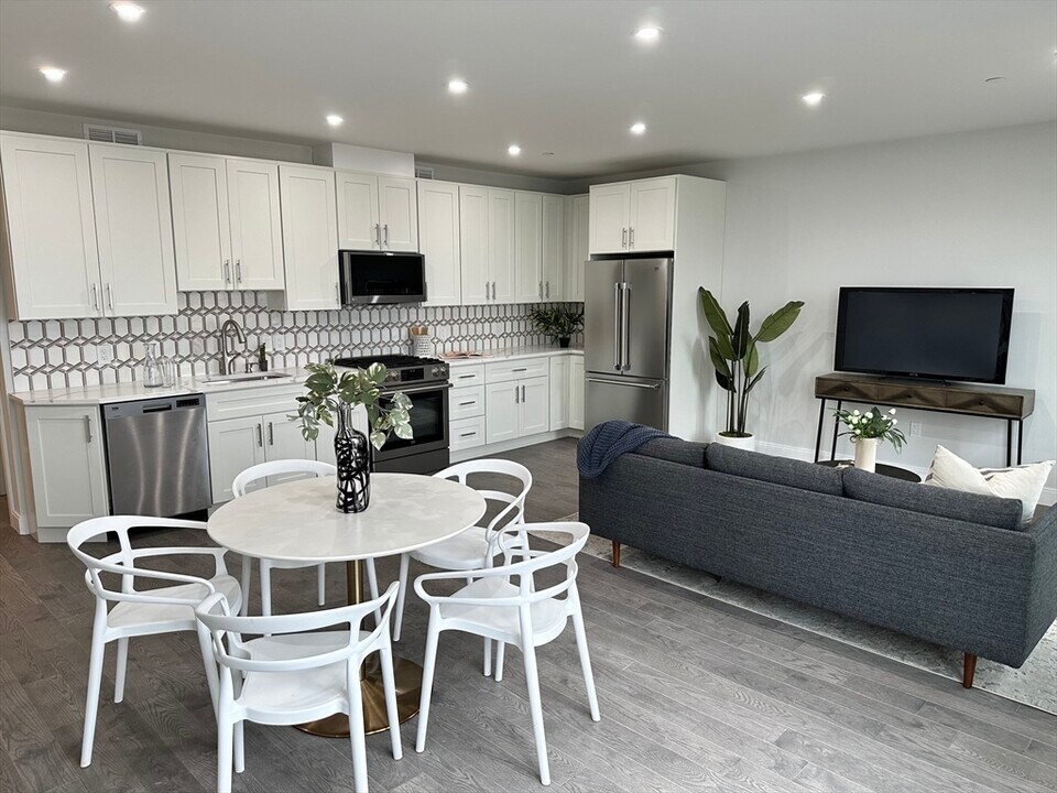 197 Condor St in Boston, MA - Building Photo