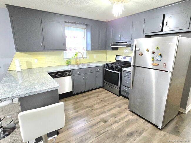 24 Acorn St in New Britain, CT - Building Photo - Building Photo