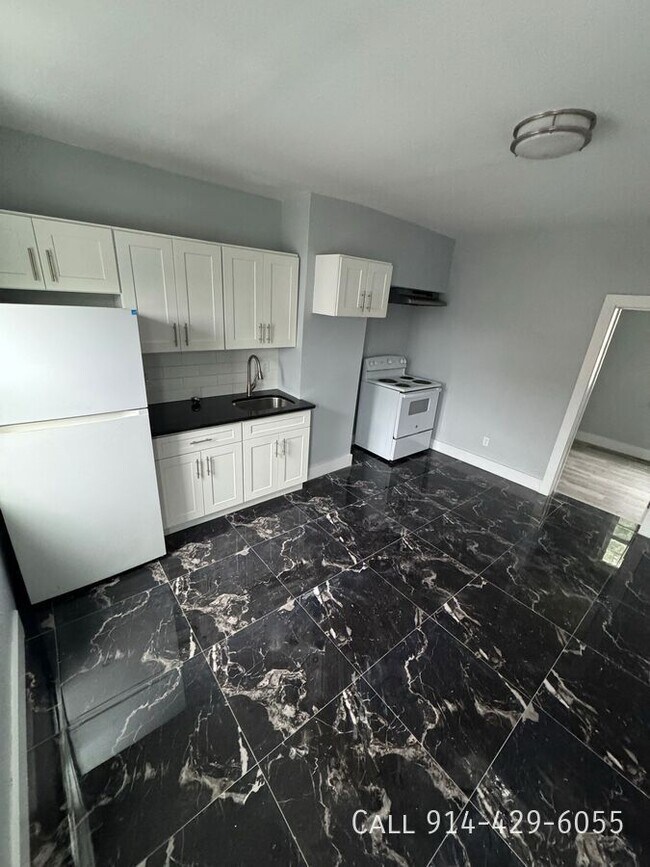 2 Whelan Pl in Yonkers, NY - Building Photo - Building Photo