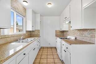 10023 Sepulveda Blvd in Mission Hills, CA - Building Photo