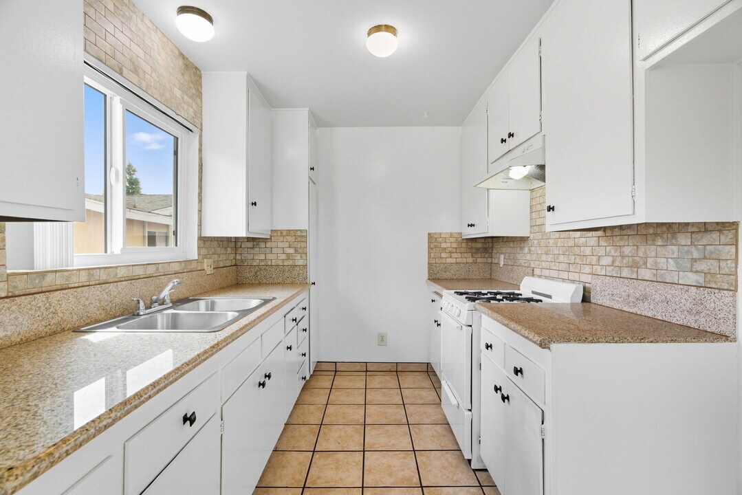 10023 Sepulveda Blvd in Mission Hills, CA - Building Photo