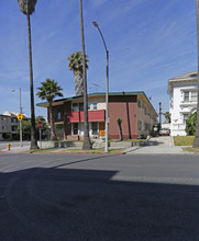 559 S Gramercy Pl in Los Angeles, CA - Foto de edificio - Building Photo