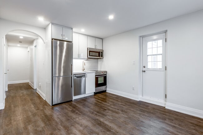 697-701 Eglinton in Toronto, ON - Building Photo - Interior Photo