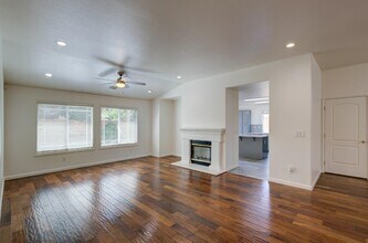 2573 E Skyview Ave in Fresno, CA - Building Photo - Building Photo
