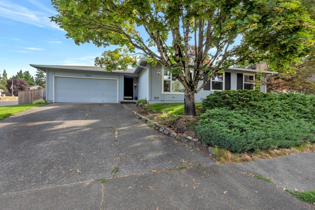 18235 NW Park View Blvd in Portland, OR - Building Photo