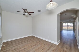 23903 Sardinia Dr in Sorrento, FL - Foto de edificio - Building Photo