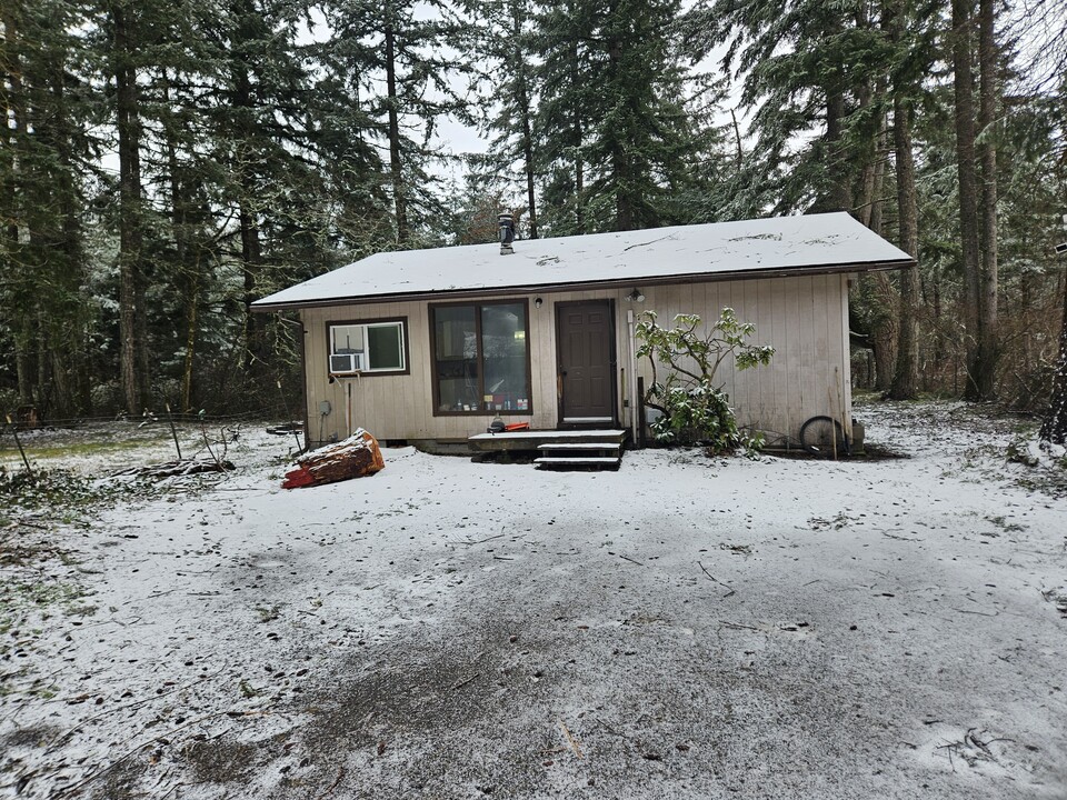11040 Charm Rd SE in Rainier, WA - Foto de edificio