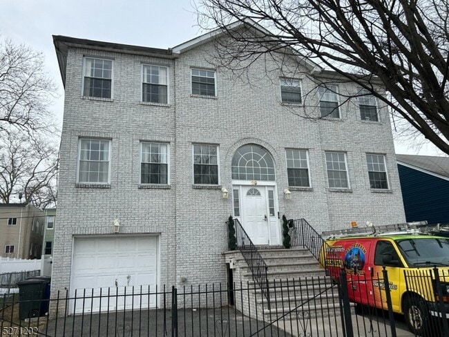 29 Madonna Pl in East Orange, NJ - Building Photo - Building Photo