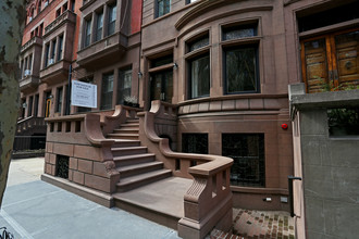 42 W 71st St in New York, NY - Building Photo - Building Photo