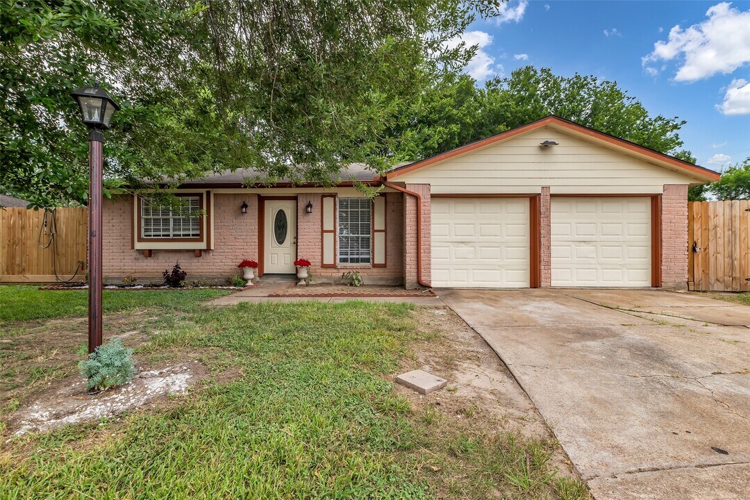 12110 Panay Dr in Houston, TX - Building Photo