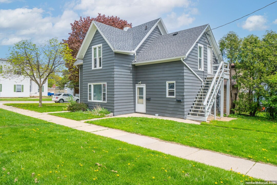 127 W 6th St in Kaukauna, WI - Building Photo