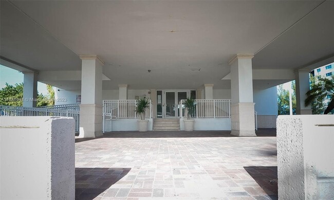 7545 E Treasure Dr, Unit 10 in North Bay Village, FL - Foto de edificio - Building Photo
