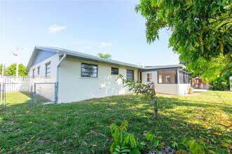 16221 SW 102nd Ave in Miami, FL - Building Photo - Building Photo