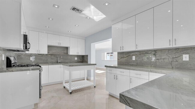 2900 SW 92nd Ave in Miami, FL - Building Photo - Building Photo