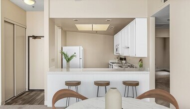 Diplomat Apartments in San Diego, CA - Foto de edificio - Building Photo