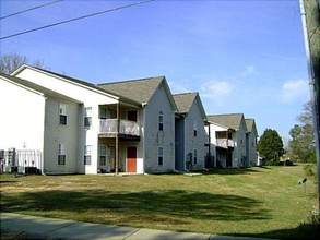 Summit Apartments in Fayetteville, NC - Building Photo - Building Photo