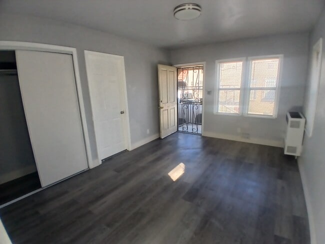 8641 1/2 S Hoover St, Unit half hoover in Los Angeles, CA - Foto de edificio - Building Photo