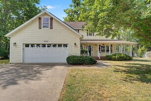 1525 W Deane St in Fayetteville, AR - Building Photo