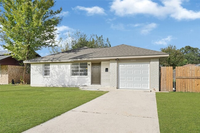 1502 Park Ave in Deer Park, TX - Building Photo - Building Photo