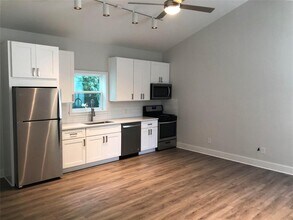 1303 E Cesar Chavez St in Austin, TX - Building Photo - Building Photo