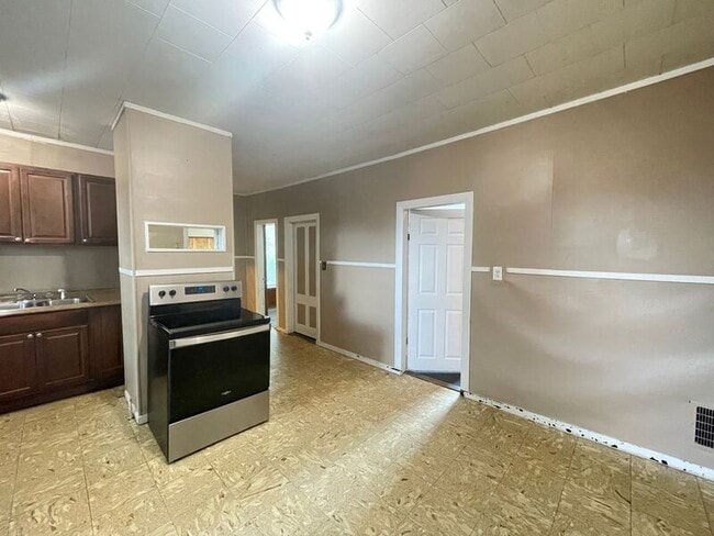 121 Cypress St in Manchester, NH - Building Photo - Building Photo