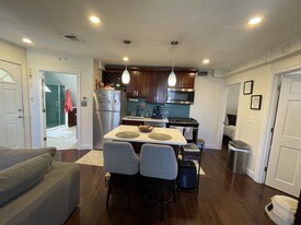 130 Brooks St, Unit 3 Apartamentos