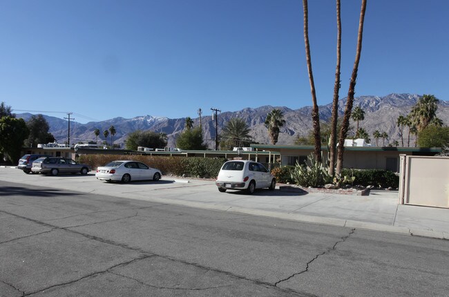 579 S Highland Dr in Palm Springs, CA - Building Photo - Building Photo