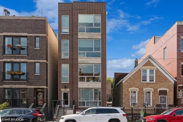 2429 W Augusta Blvd, Unit 002 in Chicago, IL - Building Photo