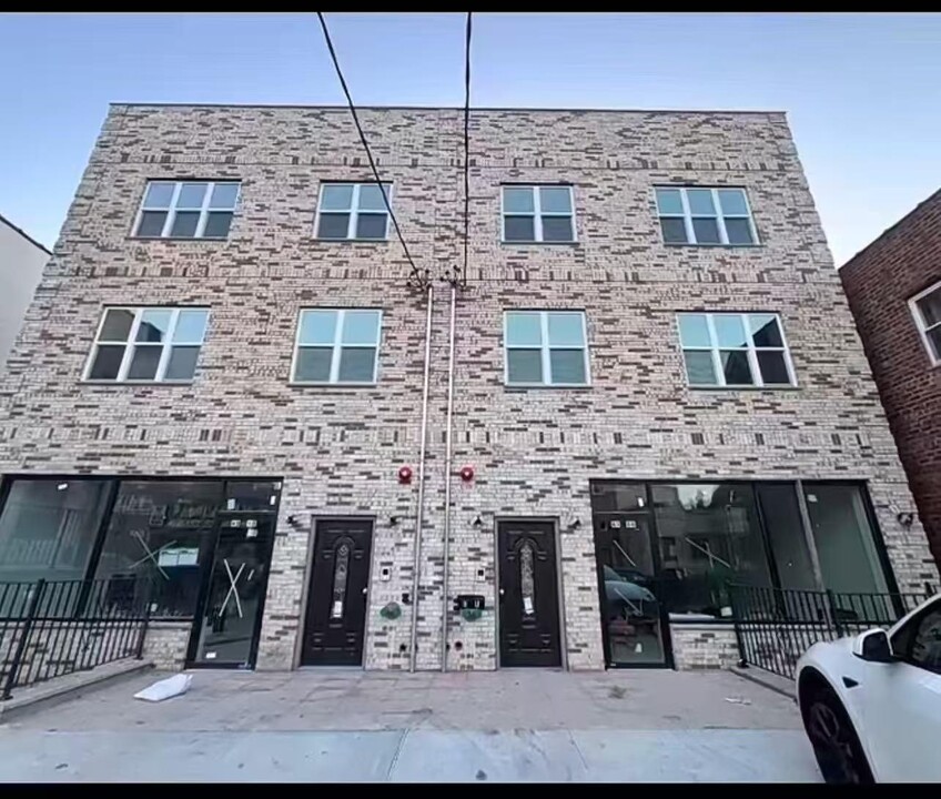 43-10-43162 162nd St in Queens, NY - Building Photo