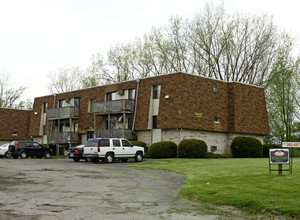 Southwyck Manor in Elyria, OH - Building Photo - Building Photo