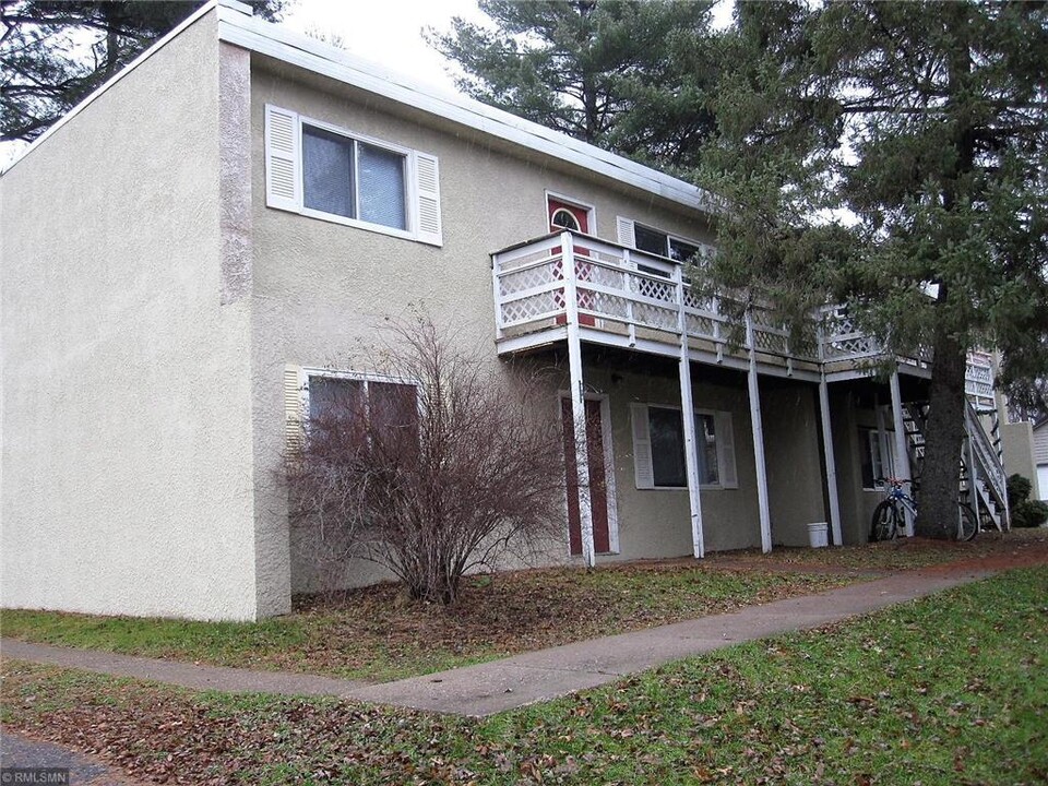 545 Birchcrest Dr-Unit -4 in River Falls, WI - Building Photo