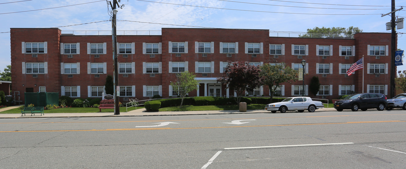 Island Park in Island Park, NY - Building Photo