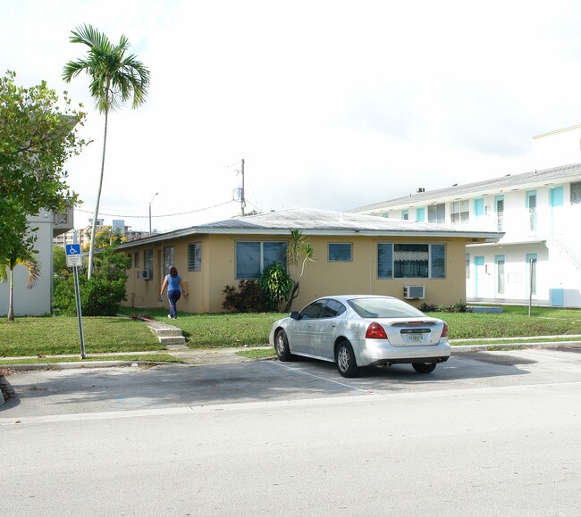 2060 NE 169th St in Miami, FL - Building Photo - Building Photo