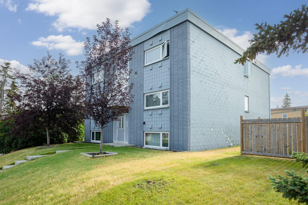 1604 38 St SW in Calgary, AB - Building Photo