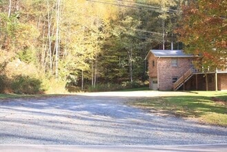 1910 Howard's Creek Rd in Boone, NC - Foto de edificio - Building Photo