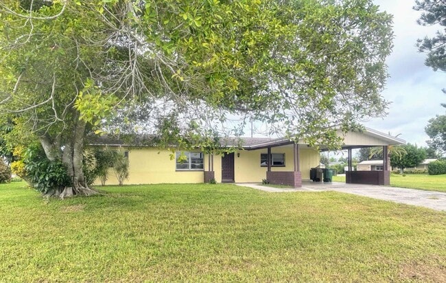 322 NE 11th Pl in Cape Coral, FL - Building Photo - Building Photo
