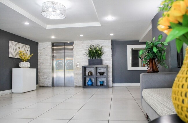 Park Place Apartments in Canoga Park, CA - Foto de edificio - Building Photo