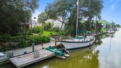 5 Harbor Ln in Kemah, TX - Building Photo - Building Photo