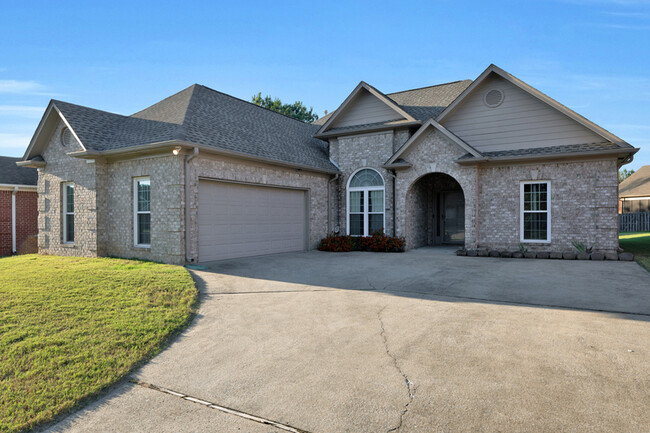 2978 Summit Dr in Fultondale, AL - Foto de edificio - Building Photo